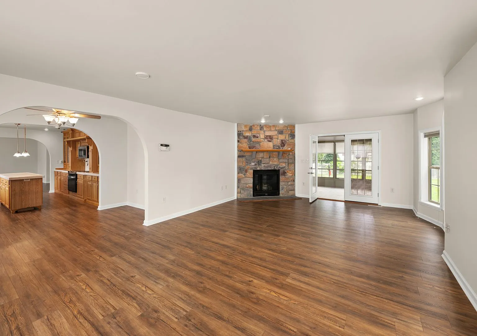Milton Gem for Rent! Spacious 3BR Home, pet allowed. Fireplace, Sunroom & Private Yard - $2,495.0... — Photo 3