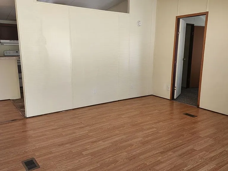 944 Hollywood Dr — Photo 2