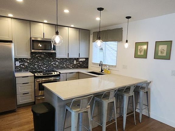3rd image of 2974 E Clarendon Ave