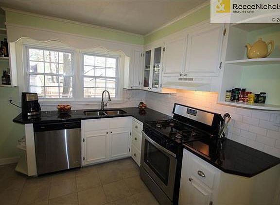 Gleaming granite counters, gas cooktop!