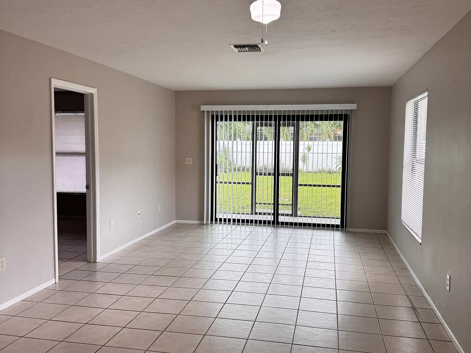 4109-4111 SW 7th Pl (Rob) - 4111 — Photo 3