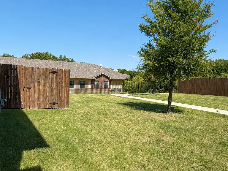 573 Hutchinson Ln — Photo 4