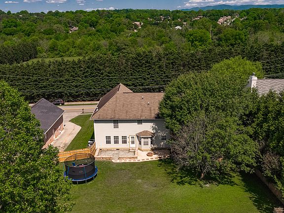 5th image of 621 Montgomery Ln