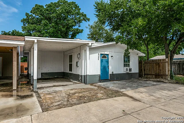 415 Elmwood Dr #B — Photo 2