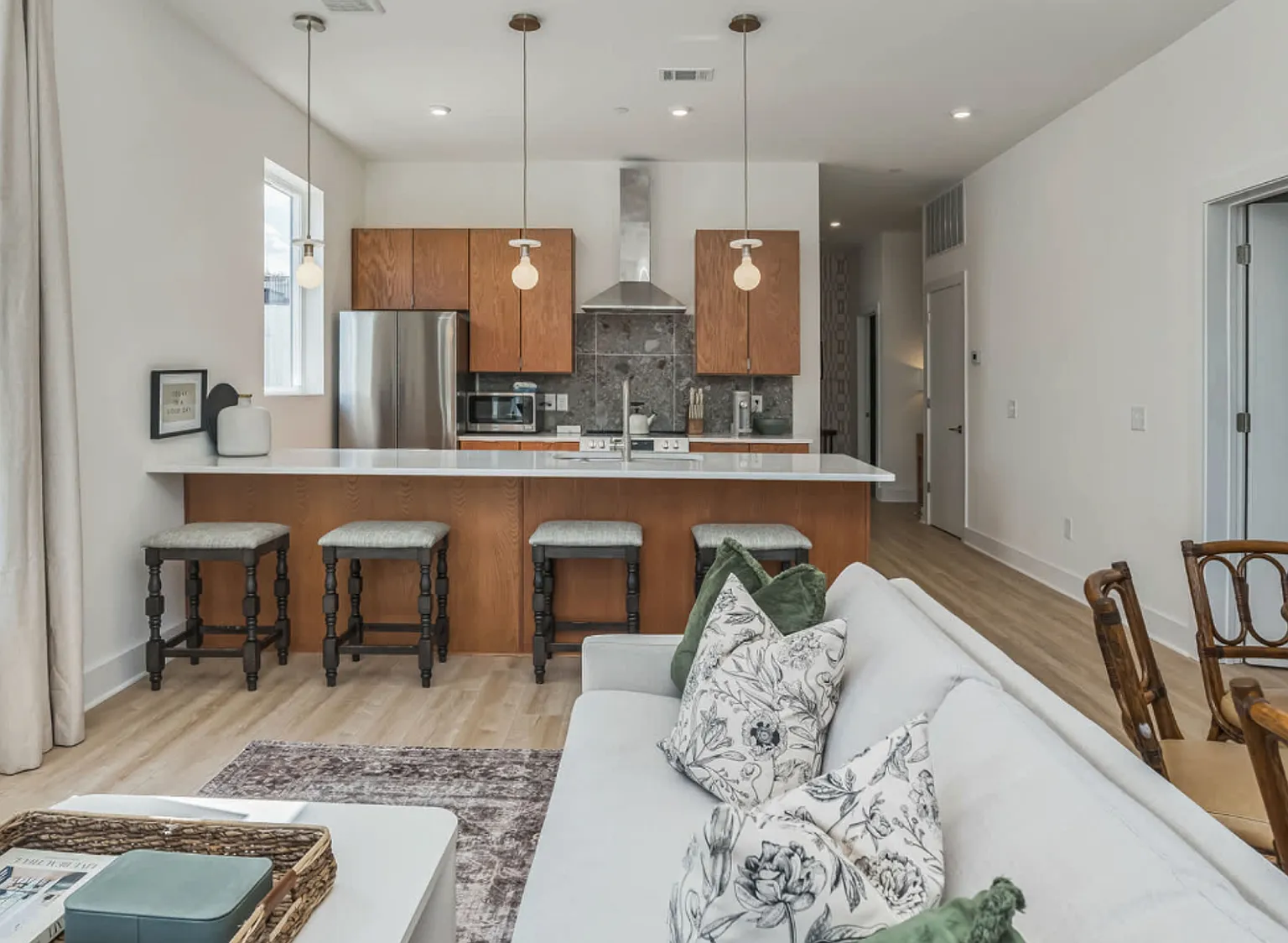 3 bed, 1185 sqft, $2,800 — Photo 3