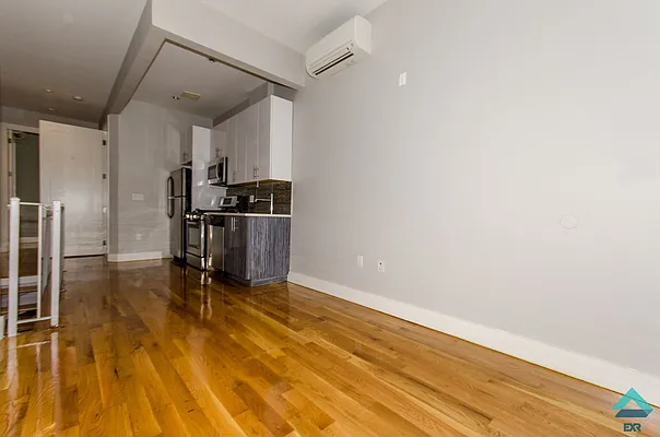 Rented by EXR | media 4