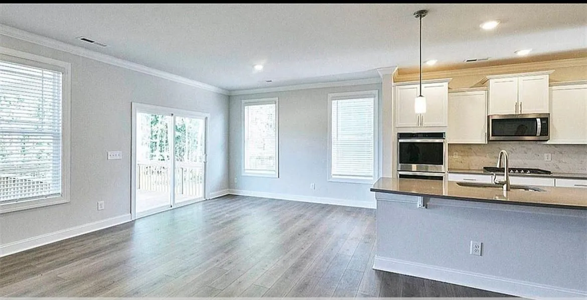 4 bed, 3400 sqft, $3,600 — Photo 4
