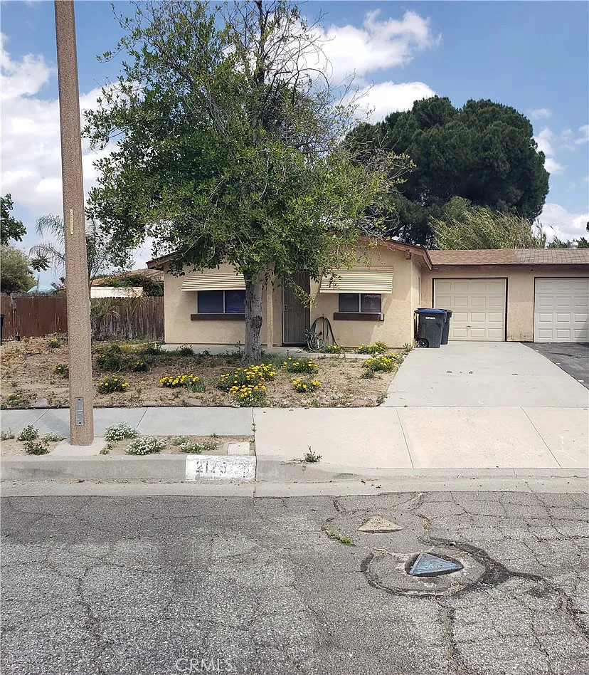 2 bed, 827 sqft, $1,625 — Photo 1