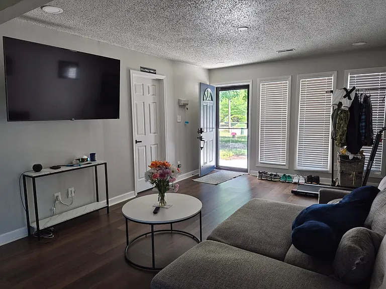 1301 Cypress Pl — Photo 4