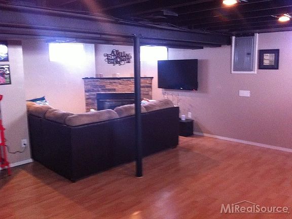 4th image of 23313 Crossley Ave