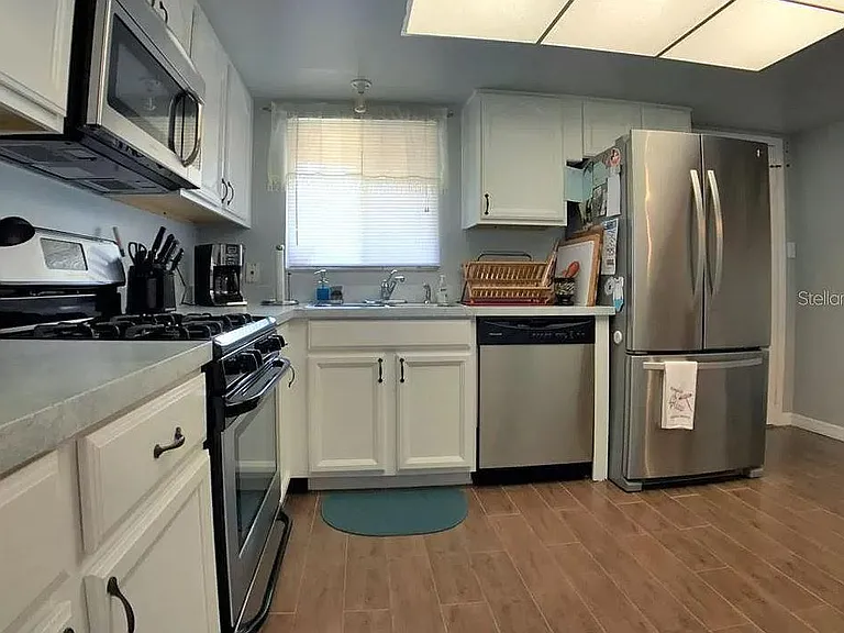4925 Lindsay Ct — Photo 2