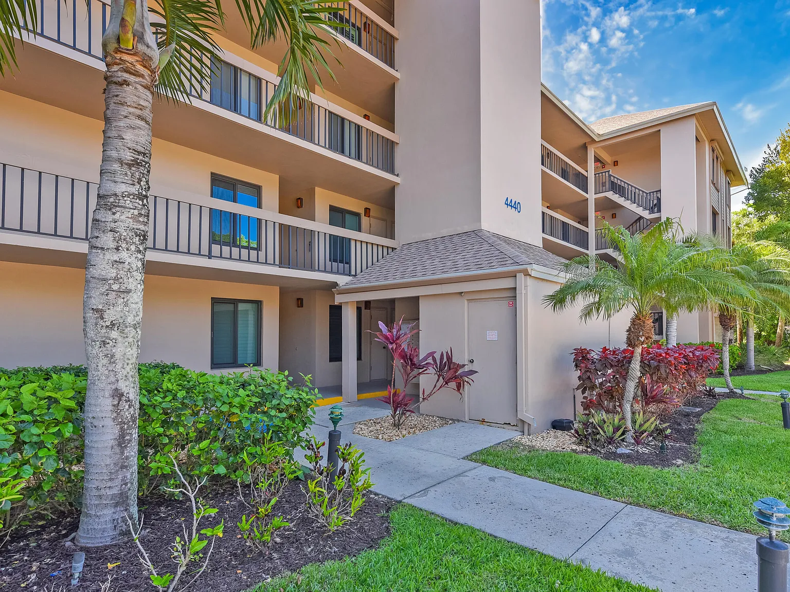 2 bed, 2.0 bath, 1032 sqft, $6,500 — Photo 2