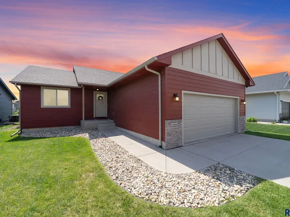 2221 S Creekview Ave, Sioux Falls, SD 57106