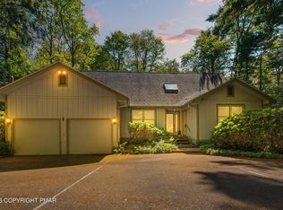 205 Moon Lit Trl, Pocono Pines, PA 18350