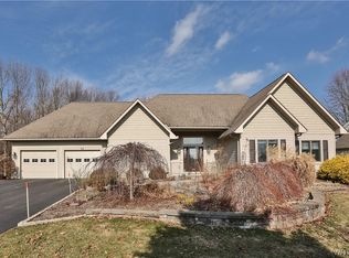 32 Coventry Dr, Spencerport, NY 14559