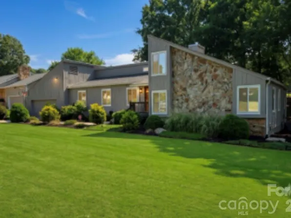 8401 Raintree Ln, Charlotte, NC 28277