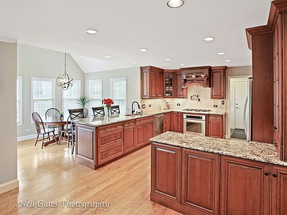 5th image of 658 Lexington Sq W