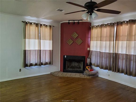 2nd image of 104 N Yaupon Dr