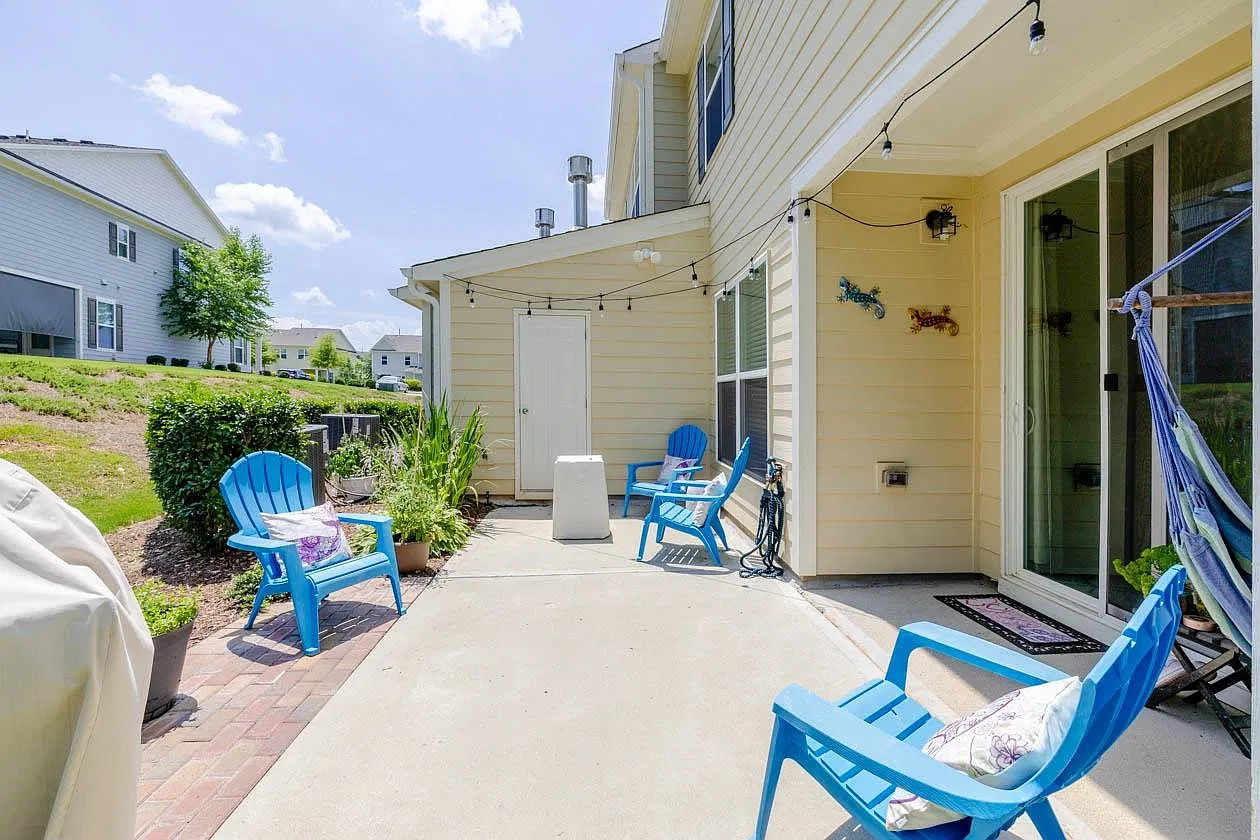 3 bed, 2.5 bath, 1832 sqft, $2,200 — Photo 4