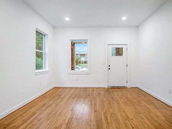 5th image of 2116 Clarendon Ave