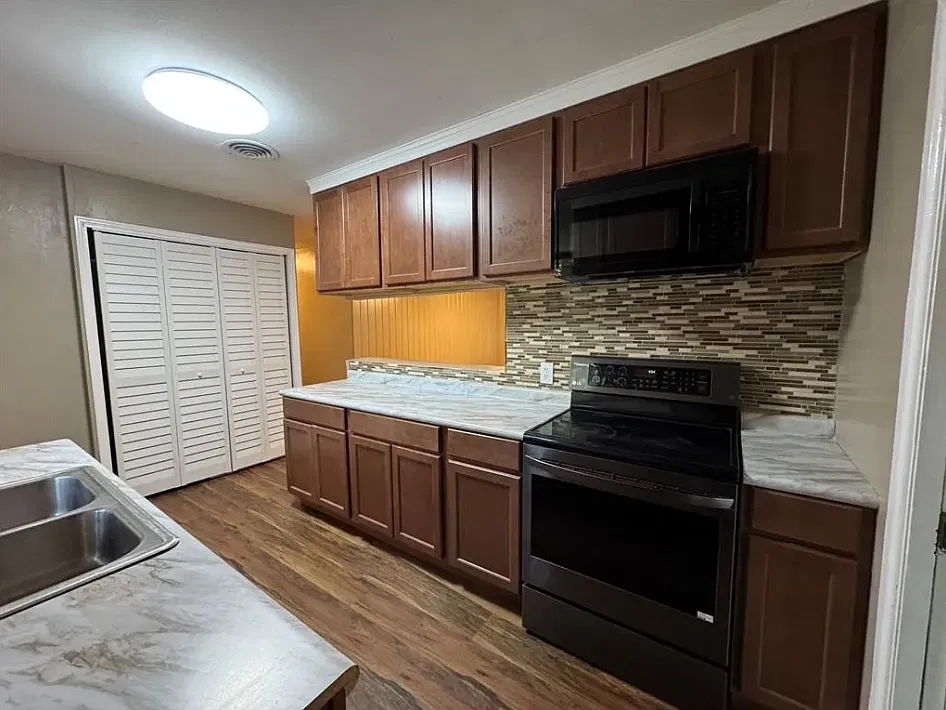 3 bed, 1404 sqft, $1,600 — Photo 3