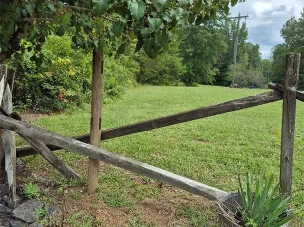 1586 Signboard Rd, Bumpass, VA 23024