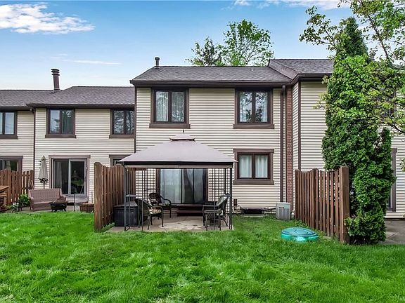 2nd image of 555 Charlesgate Cir
