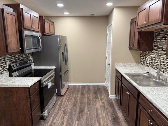2nd image of 740 Kings Ln