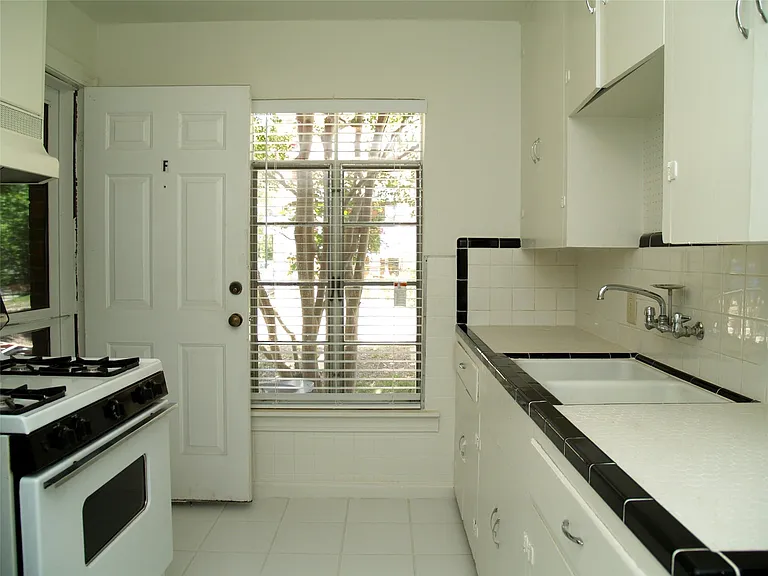 3206 Tom Green St #G — Photo 4