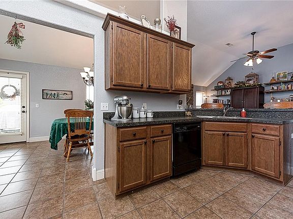 4th image of 1 Henrietta Ln