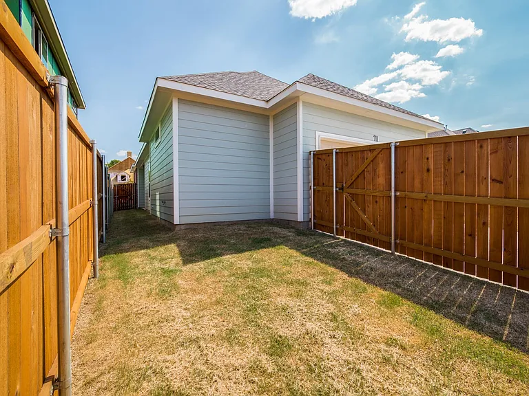 711 Mulberry Ct — Photo 15