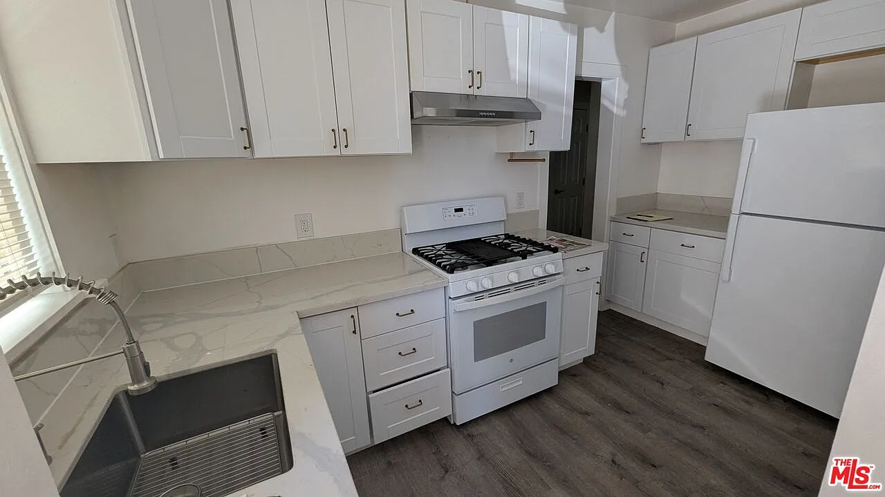 2 bed, 1.0 bath, 914 sqft, $2,900 — Photo 2