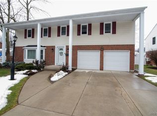 42 Carriage Cir, Williamsville, NY 14221