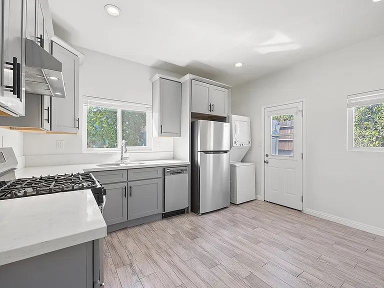 1009 Tremont St — Photo 9