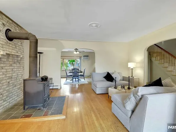 451 Wilfred Terrace image 4 of 21