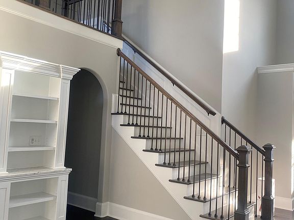 4th image of 810 Leander Dr
