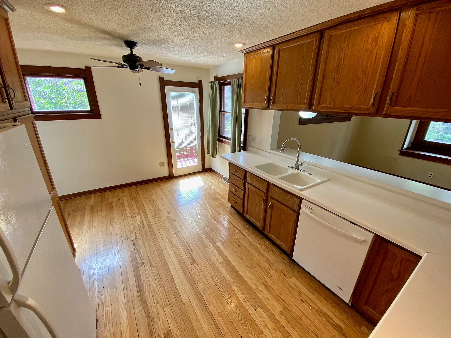 4 bed, $1,900 — Photo 2