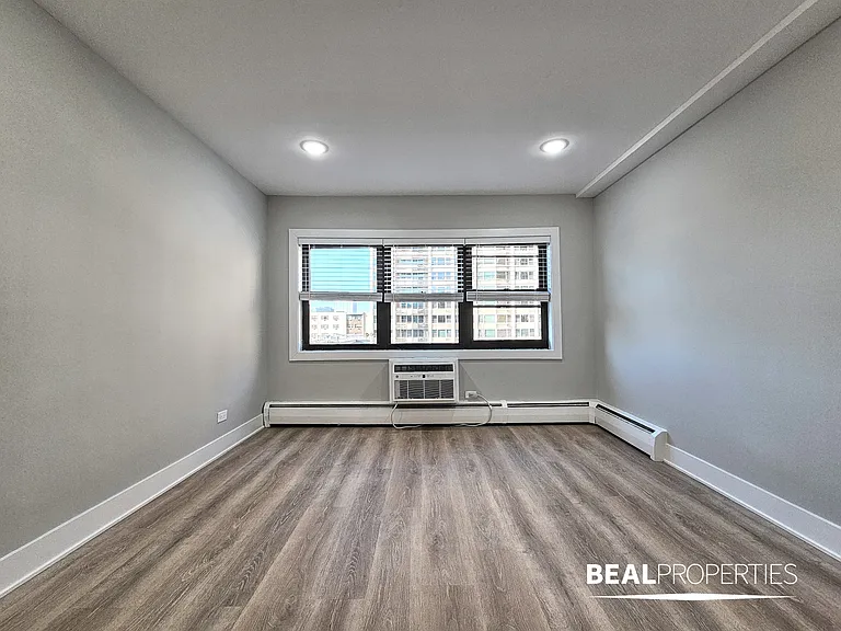 555 W Stratford Place — Photo 31