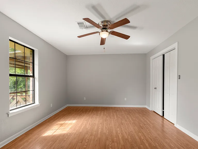 300 Oak Ln — Photo 18