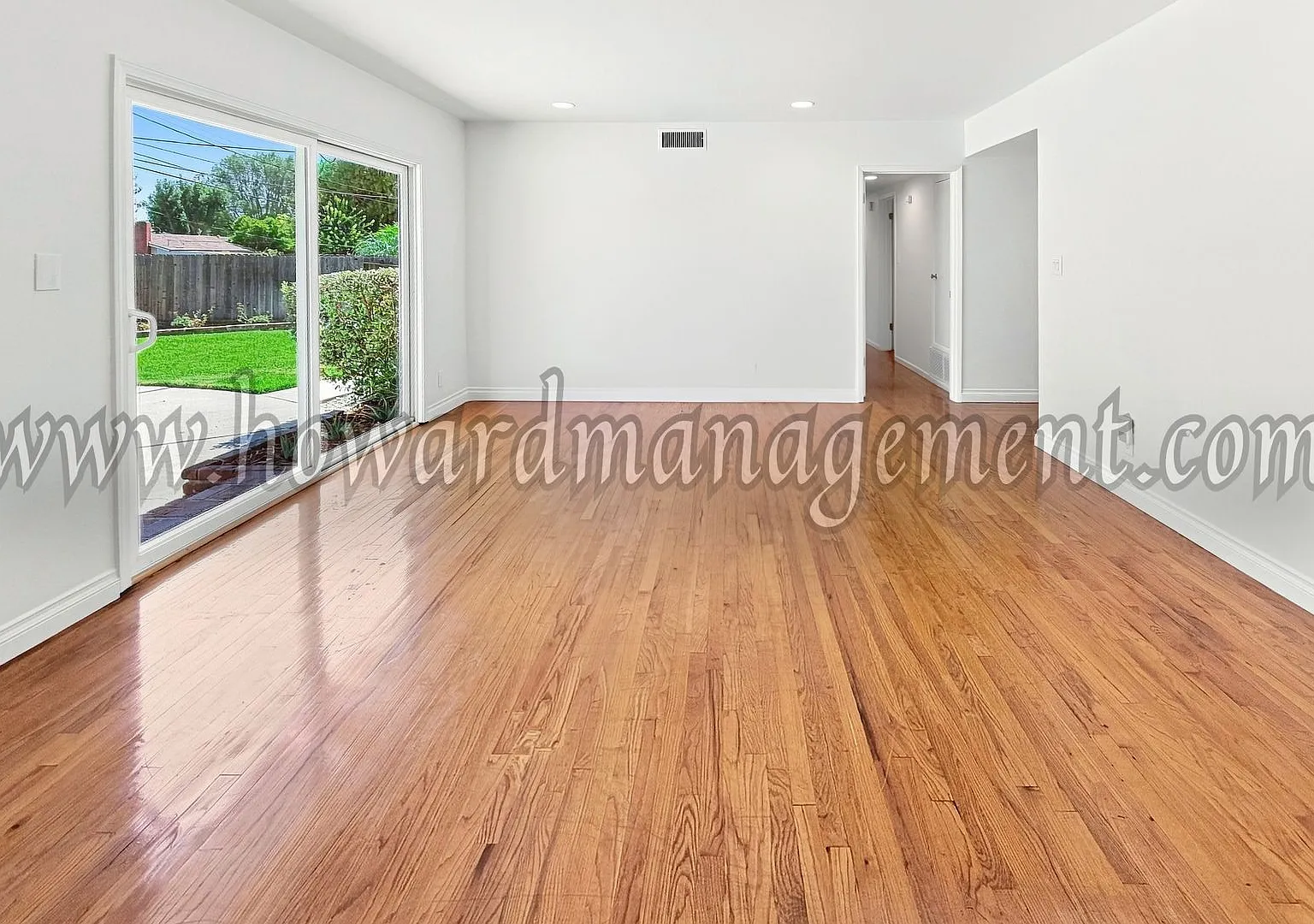 One level home with central A/C and grand backyard with pool. — Photo 3