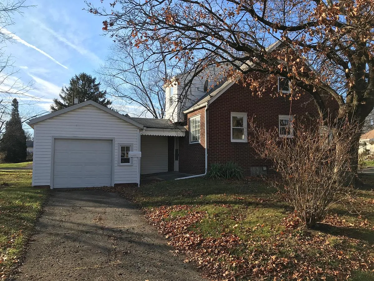 2417 Empire Rd NE photo 1