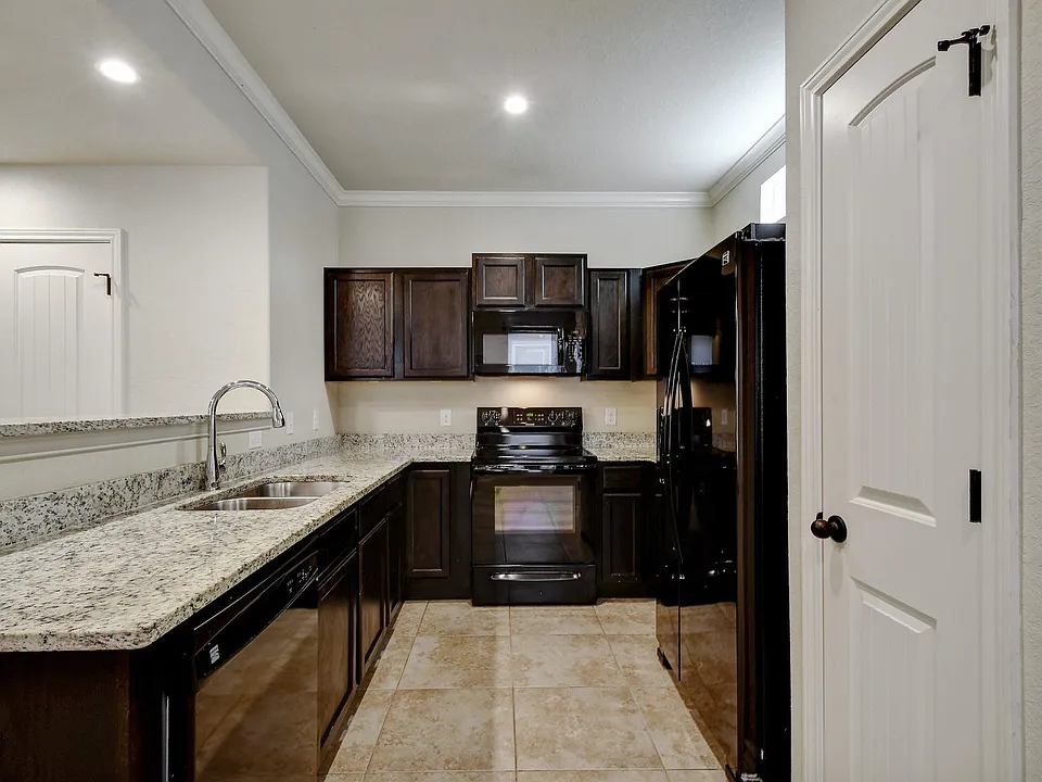 6930 Lakeview Dr #101