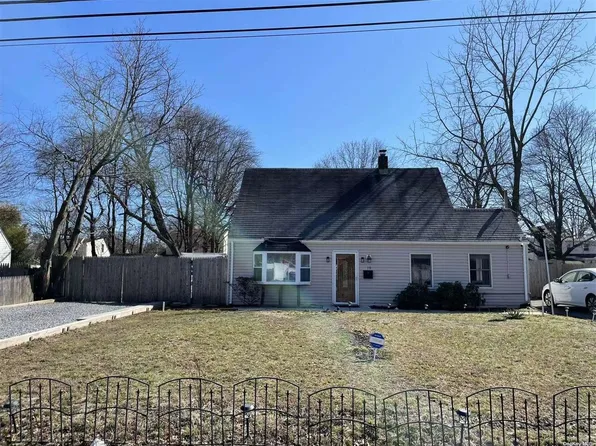 18 Anne Lane, Central Islip, NY 11722