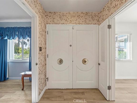 3rd image of 1047 N Magnolia Ave
