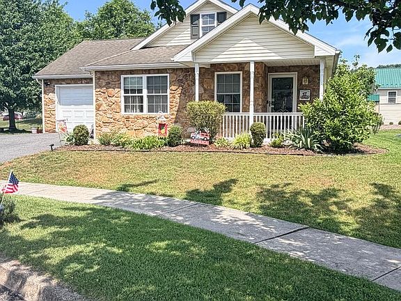 2nd image of 220 Patio Ct