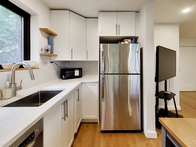 1563 N Colonial Ter #401 — Photo 7
