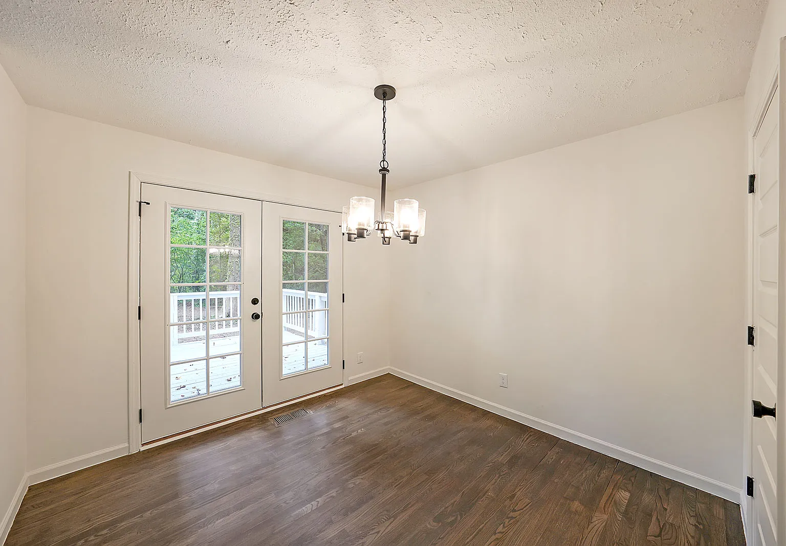 3 bed, 1.5 bath, 1226 sqft, $2,050 — Photo 4