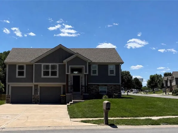 1300 Regency Dr, Kearney, MO 64060