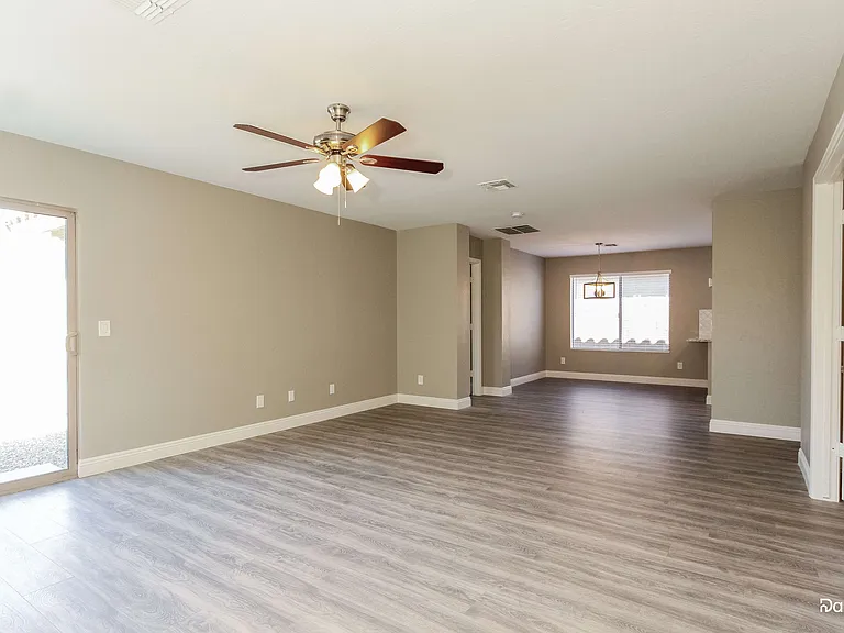 7005 S 31st Dr — Photo 5
