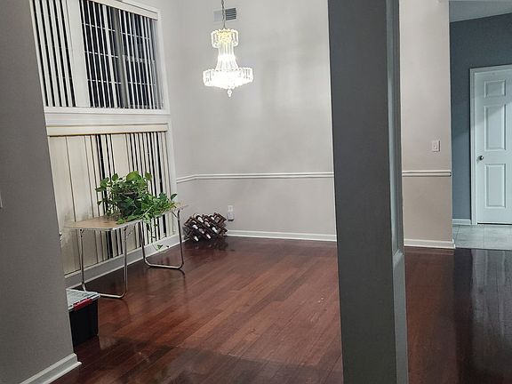 4th image of 275 Wisteria Blvd